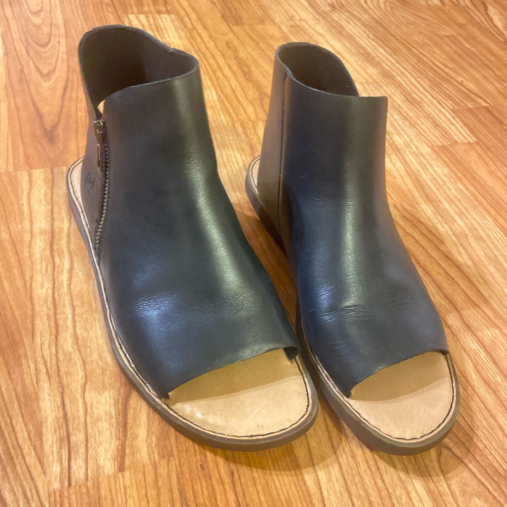 Womans Born Black Leather Sandals. Size 9, worn once.